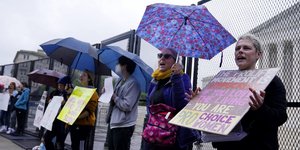 Διαδηλωτές υπέρ του δικαιώματος στην άμβλωση έξω από το Ανώτατο Δικαστήριο των ΗΠΑ