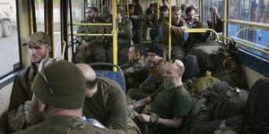 Παραδομένοι πολεμιστές από το εργοστάσιο του Αζοφστάλ στη Μαριούπολη μεταφέρονται με λεωφορείο σε πόλεις που ελέγχονται από αυτονομιστές στην Ανατολική Ουκρανία