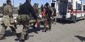 Τραυματίες Ουκρανοί στρατιώτες μεταφέρονται έξω από το εργοστάσιο Αζοφστάλ μετά την παράδοσή τους