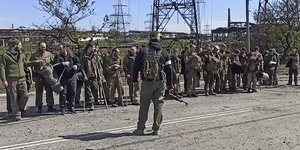 Ερασιτεχνική φωτογραφία απεικονίζει υπερασπιστές του Αζοφστάλ να υφίστανται έλεγχο από Ρώσο στρατιώτη λίγο μετά την παράδοσή τους