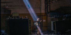 Ουκρανός στρατιώτης στο εσωτερικό του εργοστασίου Αζοφστάλ