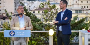 Ο δήμαρχος Αθηναίων Κώστας Μπακογιάννης με στέλεχος της Le Figaro