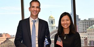 Ο δήμαρχος Αθηναίων Κώστας Μπακογιάννης με τη δήμαρχο της Βοστώνης