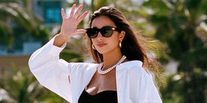 γυναίκα με μαύρο μαγιό