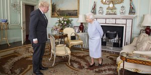 Ο Μπόρις Τζόνσον συναντά τη Βασίλισσα Ελισάβετ στο Παλάτι του Μπάκιγχαμ