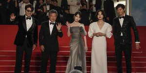 Ο Koreeda με το καστ της ταινίας «Broker»