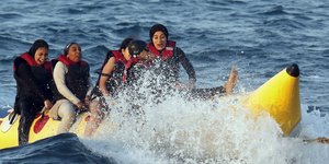 Μουσουλμάνες με «μπουρκίνι» διασκεδάζουν στη θάλασσα