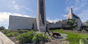 Αστυνομικός με σκύλο έξω από την Geneva Presbyterian Church στο Λαγκούνα Γουντς της Καλιφόρνια