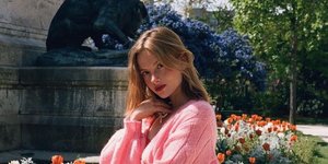 γυναίκα με φόρεμα 