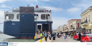 Η απίστευτη «πατέντα» για να κατέβουν οι επιβάτες του «Νήσος Σάμος» στο λιμάνι της Χίου