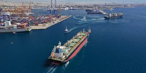 Κοντέινερ προσεγγίζει το λιμάνι του Πειραιά