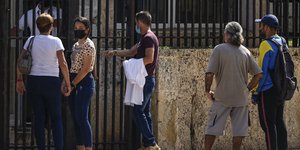 Άνθρωποι περιμένουν έξω από την πρεσβεία των ΗΠΑ στην Κούβα, ύστερα από την ανακοίνωση της επαναλειτουργίας της στις 4 Μαΐου 2022