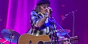 Ο Τζόνι Ντεπ σε συναυλία στη Βρετανία