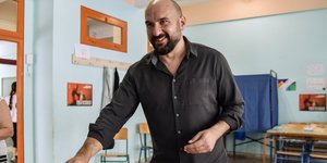 Ο Δημήτρης Τζανακόπουλος στο εκλογικό τμήμα Άνω-Κάτω Πετραλώνων και Θησείου