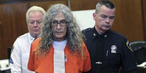 O καταδικασμένος κατά συρροή δολοφόνος Rodney James Alcala εμφανίζεται στο δικαστήριο της Νέας Υόρκης τον Ιανουάριο του 2013 /