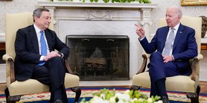 Μάριο Νράγκι και Τζο Μπάιντεν στο Οβάλ γραφείο