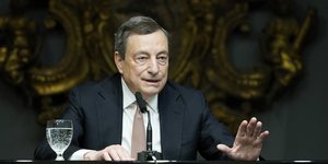 Ο Ιταλός πρωθυπουργός Μάριο Ντράγκι δίνει συνέντευξη Τύπου μετά τη συνάντηση με τον Τζο Μπάιντεν στο Λευκό Οίκο