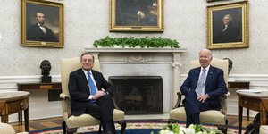 Ο Πρωθυπουργός της Ιταλίας, Μάριο Ντράγκι και ο Τζο Μπάιντεν, υπό το βλέμμα παλαιότερων Προέδρων των ΗΠΑ σε συνάντησή τους στον στο Λευκό Οίκο στης 10 Μαΐου 2022