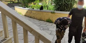 Ο Αλβανός φερόμενος δράστης του στυγερού εγκλήματος στα Χανιά οδηγείται στον εισαγγελέα