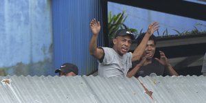 Κρατούμενοι φωνάζουν μέσα από τη φυλακή της Μπελαβίστα στον Ισημερινό την ημέρα των βίαιων συγκρούσεων