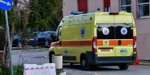 Με ασθενοφόρο μεταφέρεται το κοριτσάκι στο Πανεπιστημιακό Νοσοκομείο Λάρισας