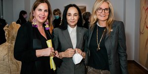 Η εικαστικός Βάνα Ξένου με τις Μαρέβα Γκραμπόφσκι Μητσοτάκη και Τατιάνα Σπινάρη Πολλάλη