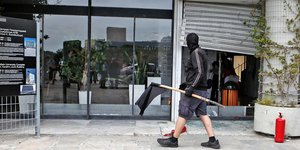 Μαυροντυμένος κουκουλοφόρος «μπαχαλάκης» με καδρόνι έξω από το ΑΠΘ