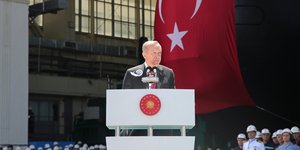 Ο Ερντογάν μπροστά από ένα από τα υποβρύχια