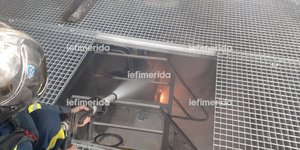 Οι πυροσβέστες επιχειρούν στο εργοστάσιο όπου σημειώθηκε η έκρηξη