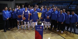 Η Εθνική Ομάδα Μπάσκετ με το τρόπαιου του Παγκοσμίου Κυπέλλου