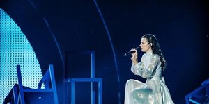 Η Αμάντα Γεωργιάδη στη σκηνή της Eurovision με φόρεμα Celia Kritharioti