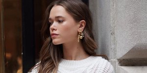 Γυναίκα με λευκό πουλόβερ