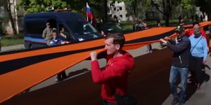 Φιλορώσοι αυτονομιστές κατά τη διάρκεια παρέλασης στη Μαριούπολη