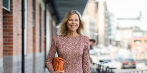 γυναίκα με φόρεμα