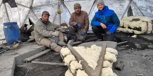 Οι Χιλιανοί επιστήμονες ποζάρουν με το σπουδαίο απολίθωμα