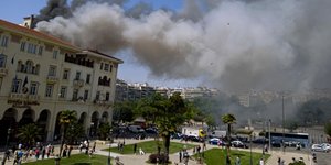 Φωτιά σε κτίριο στην πλατεία Αριστοτέλους