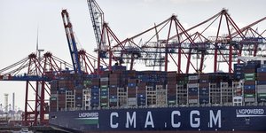 Γερανοί φορτώνουν ένα πλοίο μεταφοράς εμπορευματοκιβωτίων LNG, υγροποιημένο φυσικό αέριο, στο λιμάνι εισαγωγών και εξαγωγών στο Αμβούργο της Γερμανίας,