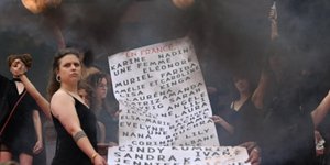 Το πανό που ανήρτησαν οι γυναίκες κατά των γυναικοκτονιών στη Γαλλία