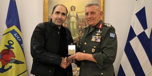 Ο αρχηγός ΓΕΕΘΑ ευχαρίστηκε τον ηθοποιό για τη συμμετοχή του στο ιστορικό podcast