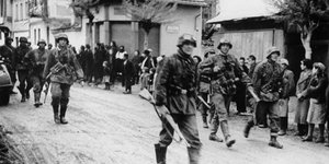 Γερμανοί ναζί παρελαύνουν σε ελληνικό χωριό