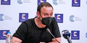 Ο Γκίκας Μαγιορκίνης με μαύρο φανελάκι και μάσκα σε ενημέρωση του υπουργείου Υγείας