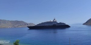 Στο λιμάνι της ακριτικής Σύμης "έδεσε" το εντυπωσιακό εξάστερο mega yacht «Scenic Eclipse»