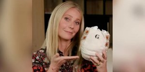 Η Γκουίνεθ Πάλτροου κρατώντας τις περιβόητες πάνες