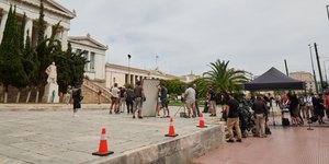 Στιγμιότυπο από τα γυρίσματα της ταινίας Greatest Days στο κέντρο της Αθήνας