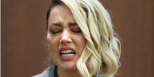 Η Άμπερ Χερντ ξεσπά σε κλάματα κατά τη διάρκεια της κατάθεσής της