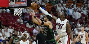 Εντυπωσιακή φάση από το Game 5 ανάμεσα σε Χιτ και Σέλτικς