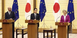 Ο Πρόεδρος του ευρωκοινοβουλίου, Σαρλ Μισέλ, ο Πρωθυπουργός της Ιαπωνίας, Φούμιο Κισίντα και η πρόεδρος της Κομισιόν, Ούρσουλα Φον Ντερ Λάιεν μετά τη σημερινή Σύνοδο ΕΕ-Ιαπωνίας