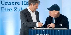 Ο Γιώργος Προκοπίου κατά την υπογραφή της συμφωνίας