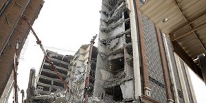 Το δεκαόροφο κτίριο που κατέρρευσε εχτές στην πόλη Αμπαντάν του Ιράν