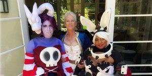 Η Τζέιμι Λι Κέρτις με την τρανς κόρη της και την γυναίκα της 